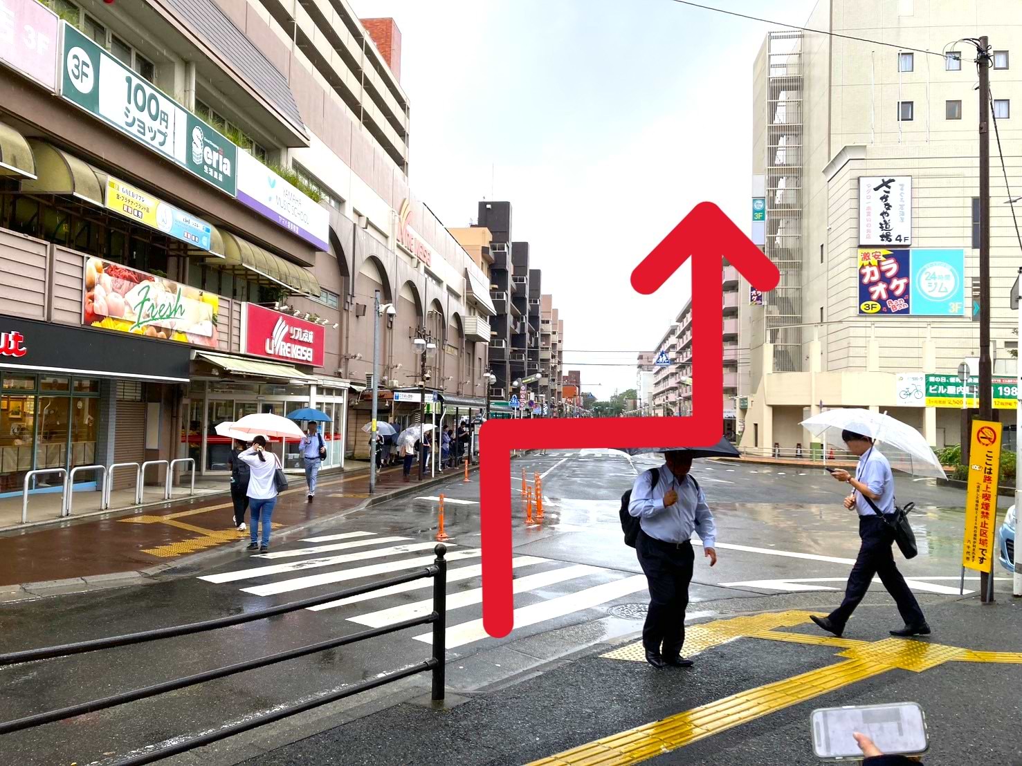 横断歩道を渡り、みずき通りを直進します